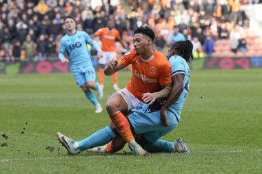 Oxford United takımından Greg Leigh, Blackpool 'dan Jordan Lawrence-Gabriel' i 10 Şubat 202 'de Bloomfield Road, Blackpool' da oynanan Blackpool-Oxford maçında yendi.