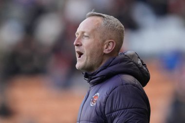 Blackpool teknik direktörü Neil Critchley, 10 Şubat 202 'de Bloomfield Road, Blackpool' da oynanan Blackpool-Oxford maçında talimatları haykırıyor.