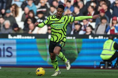 Arsenal 'den William Sthe Premier League maçı sırasında pas veriyor. West Ham United, Londra Stadyumu' nda Arsenal 'e karşı, 11 Şubat 202