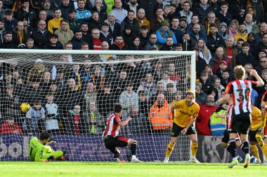 Brentford 'dan Christian Nrgaard, Premier League karşılaşmasında Brentford' a karşı Molineux, Wolverhampton, Birleşik Krallık 'ta 10 Şubat 2024' te oynanan Premier League maçında Brentford 'a 0-1 önde gidiyor.