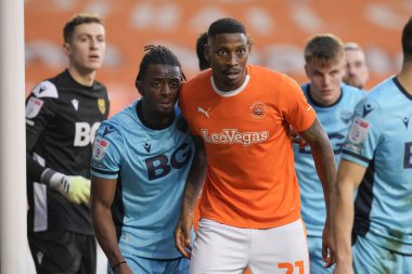 Oxford United takımından Greg Leigh, Blackpool takımından Marvin Ekpiteta ile 10 Şubat 202 'de Bloomfield Road, Blackpool' da oynanan Blackpool-Oxford maçında karşı karşıya geldi.