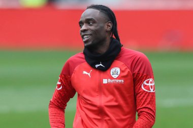 Barnsley 'den Devante Cole 10 Şubat 202' de İngiltere 'nin Oakwell kentinde oynanan Sky Bet 1 maçında Barnsley ve Leyton Orient maçında ısınma turunda