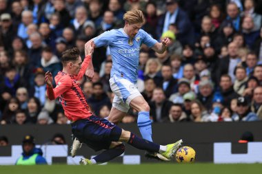 Manchester City 'den Kevin De Bruyne, 10 Şubat 202 tarihinde Etihad Stadyumu' nda oynanan Premier League karşılaşmasında Everton 'dan James Garner' a meydan okudu.