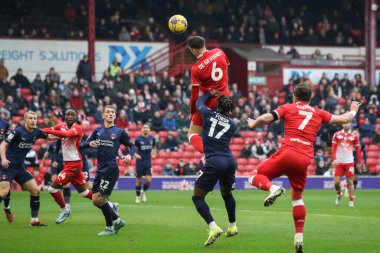 Barnsley 'li Mal de Gevigney, 10 Şubat 2024' te İngiltere 'nin Oakwell kentinde oynanan Sky Bet 1 karşılaşmasında topu barın üzerinden sürüyor.