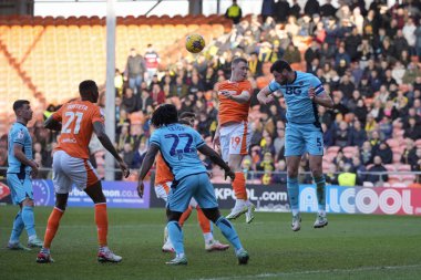 Blackpool 'dan Shayne Lavery, 10 Şubat 202' de Bloomfield Road, Blackpool, İngiltere 'de oynanan Blackpool-Oxford United maçında Oxford United ile oynadığı Sky Bet 1 karşılaşmasında Oxford United' tan Elliott Moore ile bir maç için yarışır.