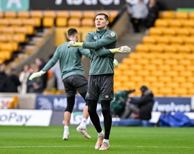 Brentford 'dan Hkon Rafn Valdimarsson, Premier Lig karşılaşmasında Wolverhampton Wanderers, Molineux, Wolverhampton, Birleşik Krallık' ta 10 Şubat 2024 'te Brentford' a karşı ısınıyor.