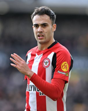 Brentford 'dan Sergio Reguiln, Premier League maçı sırasında Wolverhampton Wanderers, Brentford' a karşı Molineux, Wolverhampton, İngiltere, 10 Şubat 2024