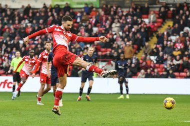 Barnsley 'li Adam Phillips, 10 Şubat 202' de İngiltere 'nin Oakwell kentinde oynanan Sky Bet 1 maçında Barnsley ve Leyton Orient maçında gol atarken görülüyor.