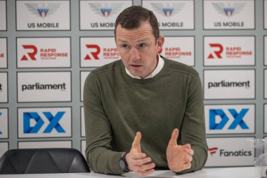 Neill Collins Barnsley teknik direktörü 10 Şubat 202 tarihinde İngiltere 'nin Oakwell kentinde oynanan Sky Bet 1 maçında Barnsley ile Leyton Orient arasındaki maç sonrası basın toplantısında konuştu.