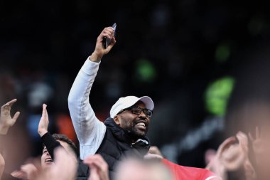 Arsenal taraftarı, 11 Şubat 202 'de Londra' daki Londra Stadyumu 'nda oynanan Premier Lig karşılaşmasında 6-0 öne geçişini kutluyor.