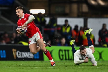 Galler 'den Cameron Winnett, İngiltere' den Elliot Daly 'nin 2024 Guinness maçı sırasında Twickenham Stadyumu, Twickenham, Birleşik Krallık' ta Galler 'e karşı oynadığı karşılaşmadan kaçınıyor.