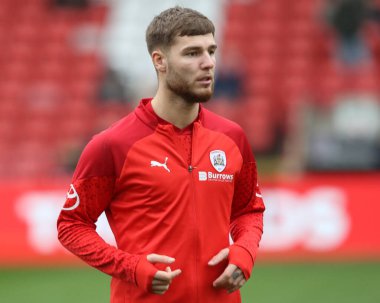 Barnsley 'den John Mcatee 10 Şubat 202' de İngiltere 'nin Oakwell kentinde oynanan Sky Bet 1 maçında Barnsley - Leyton Orient maçında ısınma turunda
