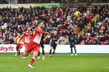 Barnsley 'li Adam Phillips, 10 Şubat 202' de İngiltere 'nin Oakwell kentinde oynanan Sky Bet 1 maçında Barnsley ve Leyton Orient maçında gol atarken görülüyor.