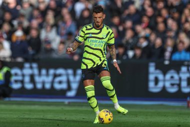 Arsenal 'den William Sthe Premier League maçı sırasında pas veriyor. West Ham United, Londra Stadyumu' nda Arsenal 'e karşı, 11 Şubat 202