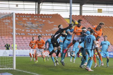 Oxford United takımından Jamie Cumming, Blackpool 'dan Kylian Kouassi' nin baskısı altında 10 Şubat 202 'de Bloomfield Road, Blackpool, İngiltere' de oynanan 1.
