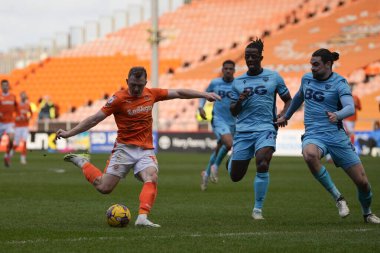 Blackpool 'dan Shayne Lavery, 10 Şubat 202' de Bloomfield Road, Blackpool, İngiltere 'de oynanan Blackpool-Oxford United maçında gol koğuşlarını vuruyor.