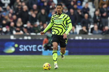 Arsenal 'den William Sthe topu Premier League maçı sırasında Londra' daki stadyumda West Ham United 'a karşı Arsenal maçı sırasında attı.