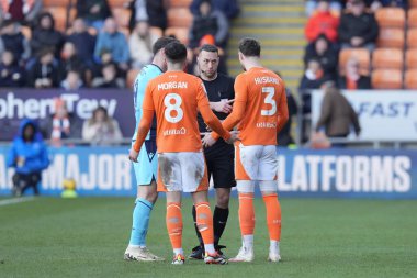 Hakem Paul Howard, Blackpool 'lu James Husband' a 10 Şubat 202 'de Bloomfield Road, Blackpool' da oynanan Blackpool-Oxford maçında sarı kart gösteriyor.
