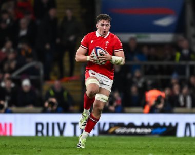 Galler 'den Taine Basham, 2024 Guinness maçı sırasında İngiltere' ye karşı Galler maçı sırasında Twickenham Stadyumu, Twickenham, Birleşik Krallık 'ta 10 Şubat 202' de mola verdi.