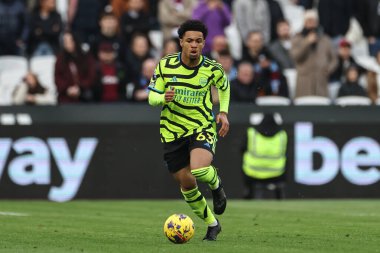 Arsenal 'den Ethan Nwaneri, 11 Şubat 202' de Londra 'daki Londra Stadyumu' nda oynanan Premier League maçında topu aldı.