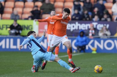 Oxford United takımından Rben Rodrigues, Blackpool takımından Albie Morgan 'ı 10 Şubat 2024' te Bloomfield Road, Blackpool 'da oynanan 1. Blackpool maçında yendi.
