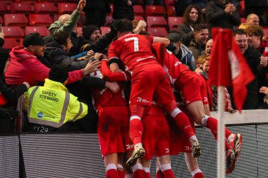 Barnsley 'den Adam Phillips, 10 Şubat 202' de Oakwell, Barnsley, İngiltere 'de oynanan Sky Bet Lig 1 karşılaşmasında 2-1' lik galibiyetini kutluyor.