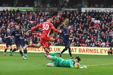 Leyton Orientt 'ten Sol Brynn topu Barnsley' den Adam Phillips 'in 10 Şubat 202' de Oakwell, Barnsley, Birleşik Krallık 'ta oynanan Sky Bet 1 maçı sırasında yaptığı baskıyla kurtardı.