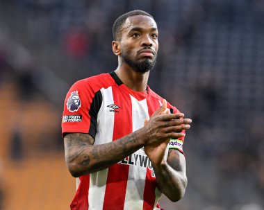 Brentford 'dan Ivan Toney, Premier League maçında Wolverhampton Wanderers' a karşı Molineux, Wolverhampton, Birleşik Krallık 'ta 10 Şubat 202' de oynanan maçta taraftarlarını alkışlıyor.