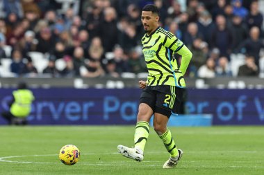 Arsenal 'den William Sthe Premier League maçı sırasında pas veriyor. West Ham United, Londra Stadyumu' nda Arsenal 'e karşı, 11 Şubat 202