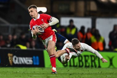 Galler 'den Cameron Winnett, İngiltere' den Elliot Daly 'nin 2024 Guinness maçı sırasında Twickenham Stadyumu, Twickenham, Birleşik Krallık' ta Galler 'e karşı oynadığı karşılaşmadan kaçınıyor.