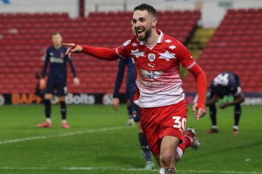 Barnsley 'den Adam Phillips, 10 Şubat 202' de Oakwell, Barnsley, İngiltere 'de oynanan Sky Bet Lig 1 karşılaşmasında 2-1' lik galibiyetini kutluyor.