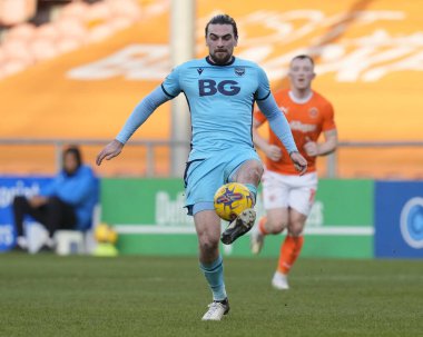 Oxford United takımından Ciaron Brown topu 10 Şubat 202 'de Bloomfield Road, Blackpool' da oynanan Blackpool-Oxford maçında kontrol ediyor.