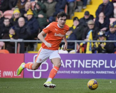 Blackpool takımından Kyle Joseph, 10 Şubat 202 'de Bloomfield Road, Blackpool' da oynanan Blackpool-Oxford maçında topla koşuyor.