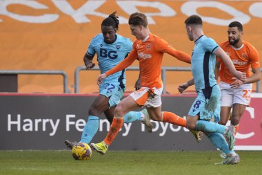 Blackpool 'dan George Byers, 10 Şubat 202' de Bloomfield Road, Blackpool, İngiltere 'de oynanan Blackpool-Oxford maçında topu geçiyor.