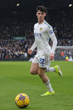 Leeds United takımından Archie Gray 10 Şubat 202 'de Leeds Road, Leeds, İngiltere' de Leeds United 'a karşı oynanan Sky Bet Şampiyonası maçında topa vuruyor.