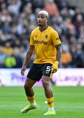 Wolverhampton Wanderers 'dan Mario Lemina, Premier League maçında Wolverhampton Wanderers, Molineux, Wolverhampton, İngiltere' de 10 Şubat 202 'de Brentford' a karşı.