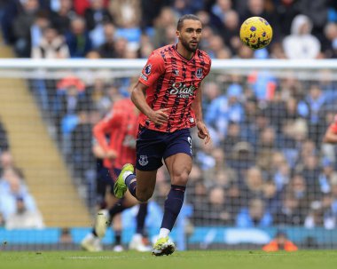 Everton 'dan Dominic Calvert-Lewin 10 Şubat 202 tarihinde Etihad Stadyumu' nda Manchester City ile Everton arasındaki Premier League maçında topla koşuyor.