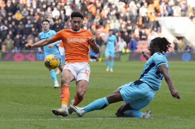 Blackpool 'dan Jordan Lawrence-Gabriel topu Oxford United takımından Greg Leigh ile birlikte Bloomfield Road, Blackpool, İngiltere' de oynanan 1.