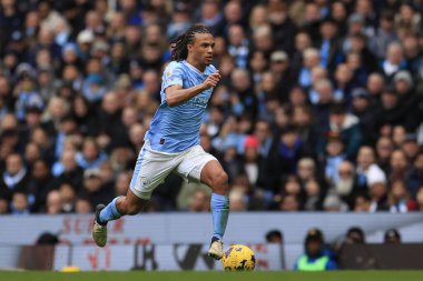 Manchester City 'den Nathan Ake Premier League maçında topla koşuyor Manchester City, Manchester Stadyumu' nda Everton 'a karşı, 10 Şubat 202