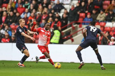 Barnsley 'den Devante Cole, 10 Şubat 202' de İngiltere 'nin Oakwell kentinde oynanan Sky Bet 1 karşılaşmasında topu sürüyor.
