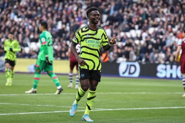 Arsenal 'den Bukayo Saka, Premier League maçı West Ham United ile Arsenal maçında 11 Şubat 202' de Londra 'daki Londra Stadyumu' nda 0-5 'lik galibiyetini kutluyor.