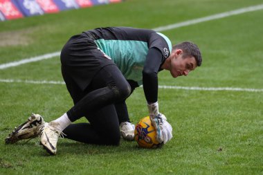 Barnsley 'den Liam Roberts 10 Şubat 202' de İngiltere 'nin Oakwell kentinde oynanan Sky Bet 1 maçında Barnsley ile Leyton Orient maçında ısınma turunda.