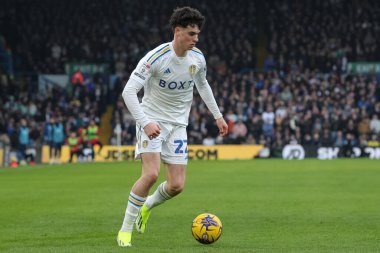 Leeds United takımından Archie Gray 10 Şubat 202 'de Leeds Road, Leeds, İngiltere' de Leeds United 'a karşı oynanan Sky Bet Şampiyonası maçında topa vuruyor.