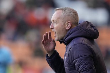 Blackpool teknik direktörü Neil Critchley, 10 Şubat 202 'de Bloomfield Road, Blackpool' da oynanan Blackpool-Oxford maçında talimatları haykırıyor.