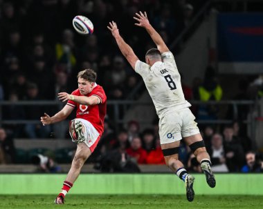 Galler 'den Ioan Lloyd, İngiltere' nin Twickenham Stadyumu, Twickenham Stadyumu 'nda oynadığı 2024 Guinness 6 Milletler Maçı' nda sahaya çıktı.