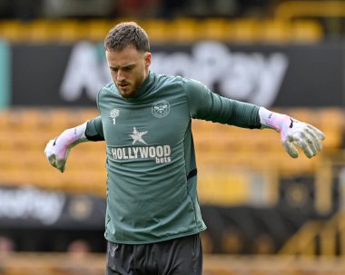 Brentford 'dan Mark Flekken, Premier League karşılaşması öncesinde Molineux, Wolverhampton, Birleşik Krallık' ta oynanan Wolverhampton Wanderers - Brentford maçında ısınıyor.