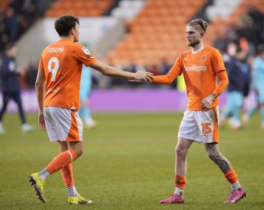 Blackpool 'dan Kyle Joseph, Blackpool' dan Hayden Coulson ile 10 Şubat 202 'de Bloomfield Road, Blackpool' da oynanan Blackpool-Oxford maçı sonrasında el sıkışıyor.