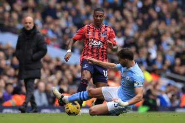 Everton 'dan Ashley Young, Manchester City' nin 10 Şubat 202 'de Etihad Stadyumu' nda oynadığı Premier League karşılaşmasında Manchester City 'den Ruben Dias' a meydan okudu.