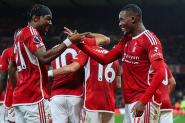 Nottingham Ormanı 'ndan Callum Hudson-Odoi, Nottingham Forest' ın Newcastle United 'a karşı oynadığı Premier League maçı sırasında Nottingham Ormanı' ndan Anthony Elanga ile 2-2 'lik galibiyet golünü kutluyor.