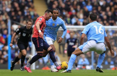 Everton 'dan Jack Harrison, Manchester City' nin 10 Şubat 202 'de Etihad Stadyumu' nda Everton 'a karşı oynadığı Premier League maçında Manchester City' den Manuel Akanji 'yi geçiyor.